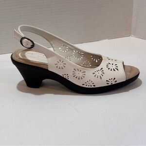 Easy Street Comfort Wave Cream Slingback Wedge Sandals Size 8.5 Women’s